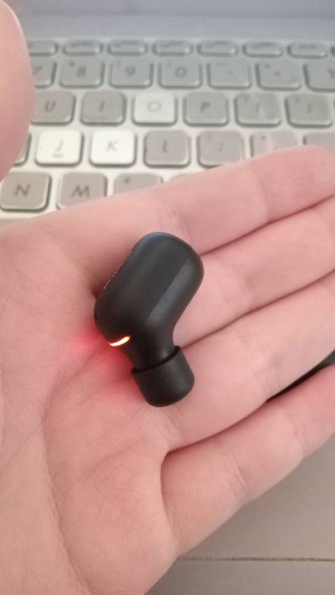 Giao hàng nhanh, shop phục vụ siêu có tâm. Tai nghe dùng tốt, nghe nhạc thích lắm luôn ạ, mề mế mê. Mình cảm giác như tai nghe bên trái nhạy hơn bên phải một xíu. Tuy nhiên tai nghe hơi to so với tai mình (tại tai mk bé xíu ý) nên cảm giác như tai nghe sắp rơi. Mình muốn pass lại để mua tai nghe phù hợp hơn. Giá hạt dẻ ạ. Ai có nhu cầu mua lại liên hệ mk qua Zalo *** nhé ạ!