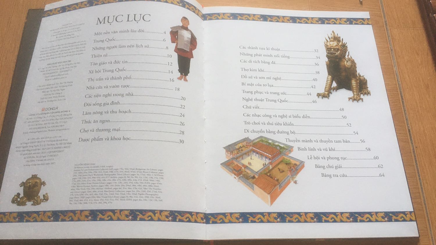 Sách thuộc bộ năm quyển Các nền văn minh thế giới: Hy Lạp, La Mã, Ai Cập, Nhật Bản và Trung Quốc, 64 trang in màu, có thêm các hoạt động cho các bé nhỏ chơi. Người lớn mình còn thích huống chi các bé nhỏ :D