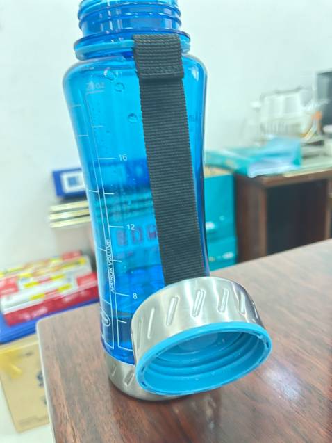 Bình khá đẹp nhưng bị chảy nước  do thiếu ron nắp.