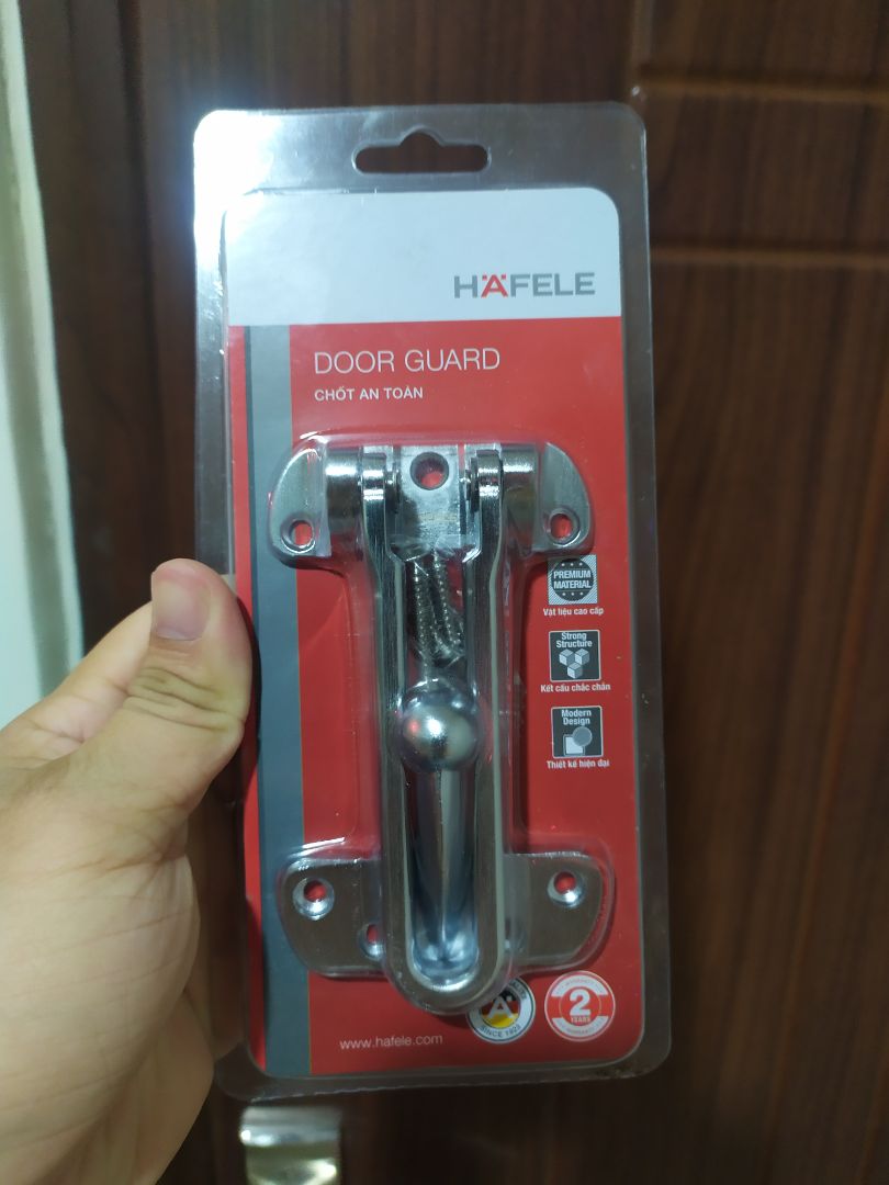 giao hàng như hình, rất chắc chắn. Lắp vào cửa xong tối ngủ yên tâm hơn hẳn.