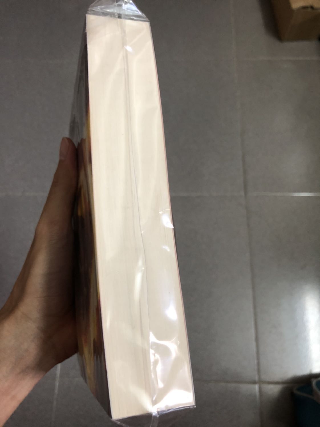 Sách đợt này rất ok, có bọc bảo vệ sách an toàn, tuy nhiên vẫn còn vài chỗ bị bụi bậm và trang sách có tí tí bị hở ra. 
Nói chung thì lần này mình hài lòng với các làm việc của tiki hơn lần trước.