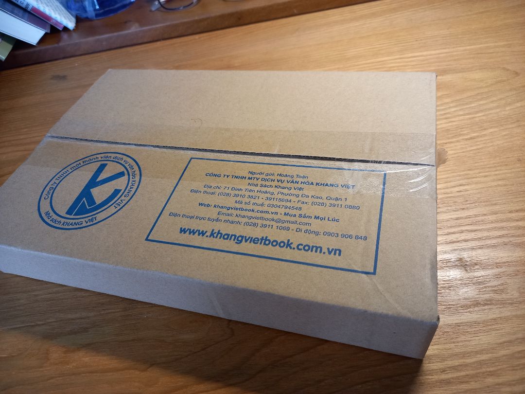 sách giao hàng nhanh, đóng gói cẩn thận và đẹp, sạch sẽ; mua 2 quyển được tặng thêm một quyển vở nhỏ để ghi chép