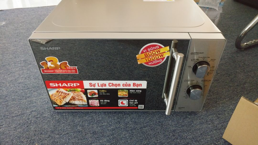 Hàng khá ổn. bên ngoài mặt như gương, khi chạy có đèn thì nhìn đc bên trong,
thiết kế đẹp, tinh tế.
Đầy đủ phụ kiện, giao hàng nhanh. mà đội shipper cũng đỉnh. họ đi xe máy mà trở đc bao nhiêu đồ, toàn đồ cồng kềnh lại nặng nữa. khiếp chằng chi chít đằng sau.