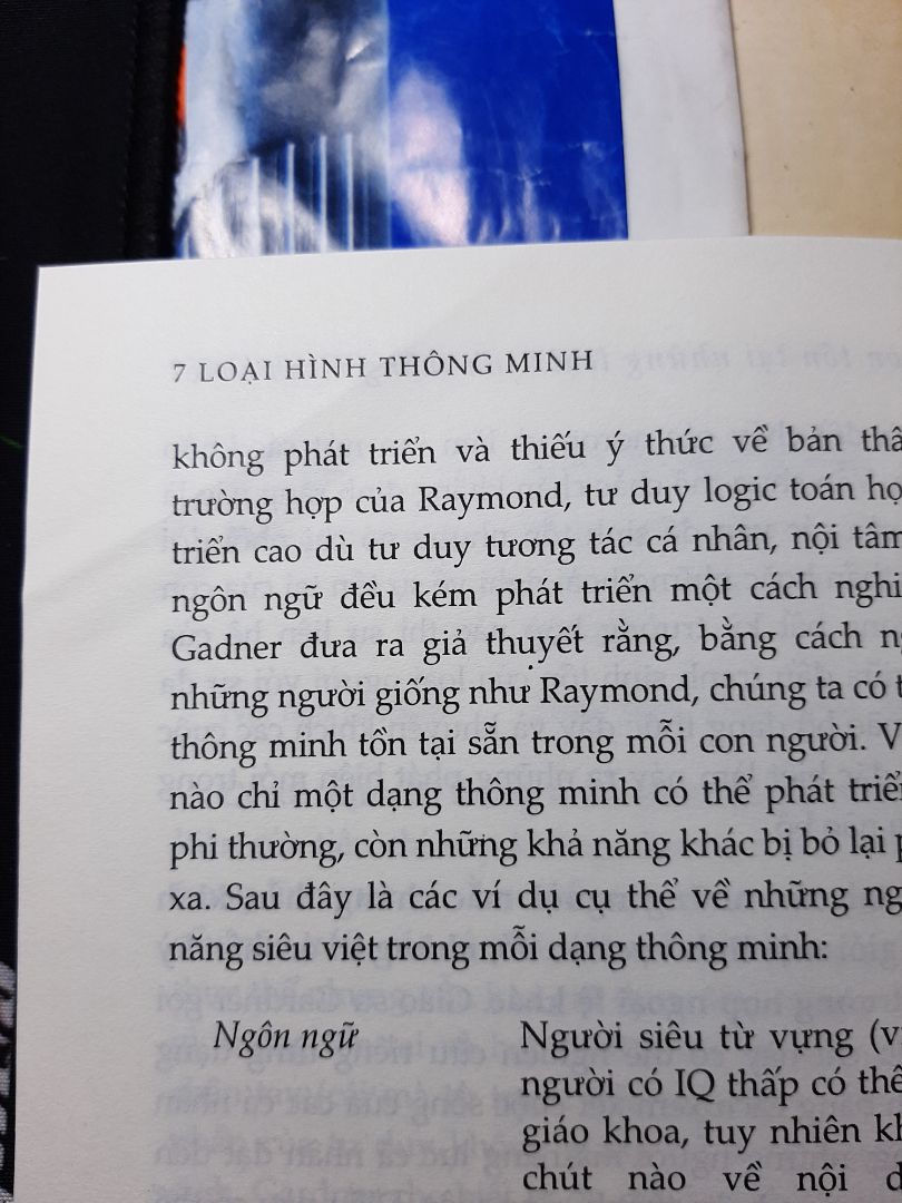 Sách bị cong, vênh mất hơn chục trang: từ trang 305 đến trang 320. Thực sự thất vọng vì không phải là lần đầu mà ngay trong đơn hàng vừa rồi của mình cũng đã có một quyển tựa là Bí mật của trí nhớ siêu phàm bị tình trạng y hệt như quyển này có khi là còn thê thảm hơn. Không biết là lỗi trong quá trình in ấn của nhà xuất bản hay do sai sót trong quá trình vận chuyển nữa. Shipper cũng không được nhiệt tình và thân thiện cho lắm.
 Mình cho một sao còn là vì khá thất vọng bên Customer Service. Nói chung là rất được khi quyển đầu của mình bị như vậy thì tiki cũng có nhắn lại và nói sẽ đổi trả cho mình. Nhưng lúc đó chưa check kỹ nên mình nghĩ có một quyển bị thì thôi, gửi lại cũng khá mất công nên mình quyết định giữ lại quyển đầu ( nhưng mà giờ biết là có thêm quyển này bị nữa mình thực sự thất vọng vô cùng). Ừ thì cũng có bạn bên Customer Service gọi đến ngay giữa trưa cho mình hỏi có cần đổi không. Mình cũng có trả lời nhưng chỉ tiếc là mình đang nói giữa chừng thì bạn ấy cúp rụp máy. Có lẽ do khá bận bịu gì đó nên chắc bạn ấy chỉ cần nghe được chữ "không" trong lưng chừng câu nói dang dở của mình là cúp máy liền. Mình cũng rất tôn trọng khi bạn ấy đã bỏ thời gian ra gọi cho mình để hỏi. Nhưng mình chỉ phân vân là đã lỡ bỏ chút thời gian ra rồi thì bạn ấy cố giành ra thêm vài ba giây để nghe hết câu nói của người ở đầu dây bên kia có lẽ sẽ hợp lý hơn. (Mình không biết bạn ấy nhiêu tuổi nhưng nghe giọng khá trẻ nên mình tạm xưng hô như vậy)