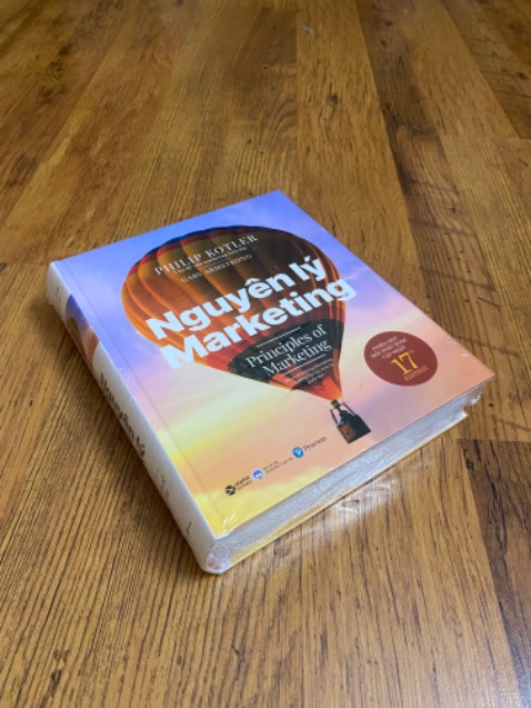 Shop đóng cái thùng to tướng, hơn cả thùng bia, bọc cẩn thận, cuốn sách cũng rât to và nặng. Sách nguyên seal, ko cấn móp gì. Rất OK.