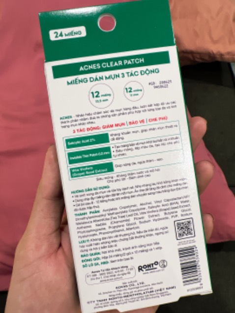 có tiền thì nên dùng miếng dán nhé, chứ mấy con kem trị mụn hơi vô thưởng vô phạt. Kinh qua 1 vạn sản phẩm rồi thì thấy em nhà acnes được nhất, mỏng, ko bị bong khi dính nước, gom cồi cũng ok
