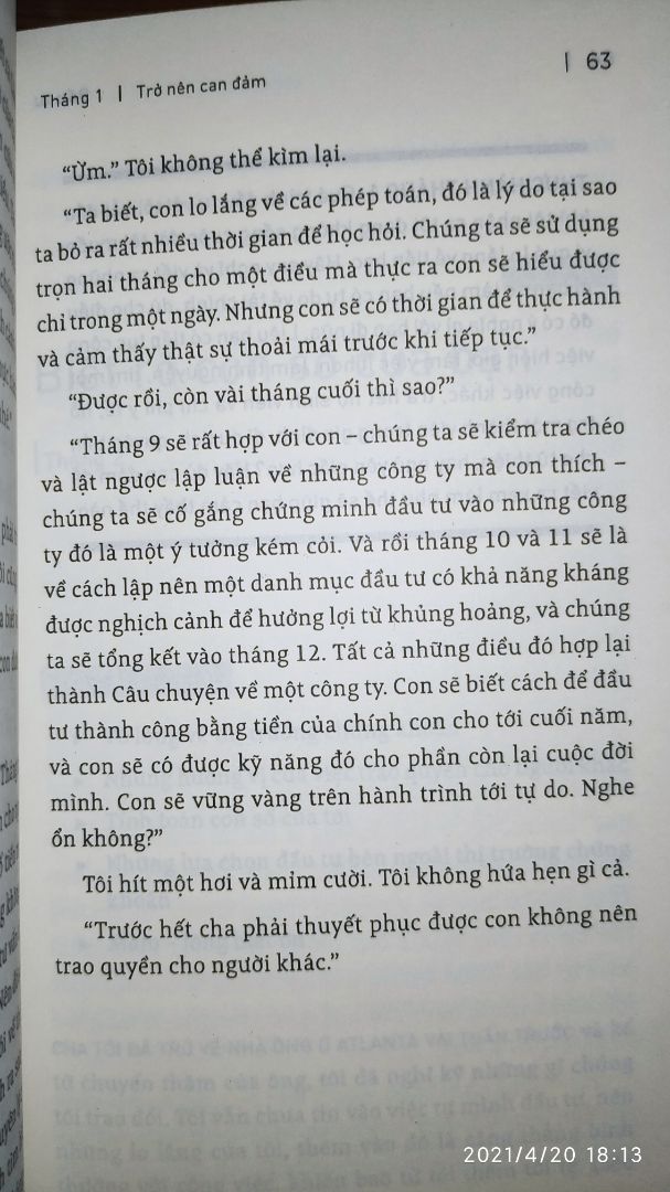 Nghe sách nói thấy hay quá nên mua, đúng là khác biệt như việc "nghe kể" với "chính bản thân sở hữu". Sách đẹp vuông vứt, hàng cao cấp niêm phong nilon, giấy dày lán o, được mã cào của NXB trẻ tặng ebook nữa mà app die từ 2017 rồi. 
450 trang đọc chiêm nghiệm tầm 10h là hết, nhưng nội dung thực hành phải 1 năm mới xong, đầy đủ kiến thức để 1 người mù tài chính coi clip ko thể hiểu nổi như mình, có thể đọc hiểu báo cáo tài chính, phân tích doanh nghiệp, định giá cty.  Thời kỳ đầu ko lựa chọn cổ phiếu bắt đầu từ đâu, giờ có danh mục riêng phù hợp sở trường rồi.