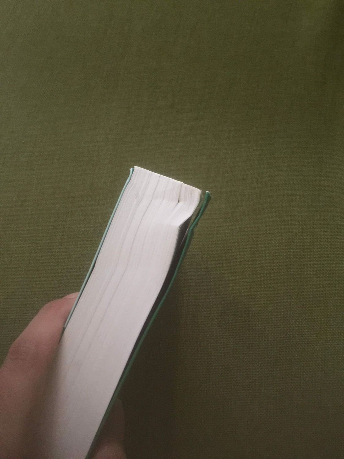 Chờ mòn mỏi mà quyển sách giao đến cong, gãy tùm lum buồn ghê luôn. Không có bọc bong bóng cho sách gì hết luôn.
Mà sách dày, bài tập rất nhiều làm đã tay luôn nha. Trình bày đơn giản, dễ hiểu nè. Chưa học mà thấy mọi người khen quyển này nhiều quá nên mua, mong là mình sẽ đủ quyết tâm làm xong quyển này. ❤️