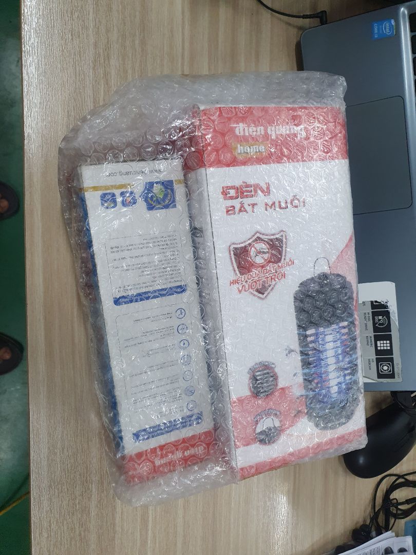 Đồ thủy tinh mà Điện Quang gói vậy đó. Bóng sáng yếu lắm nha, và còn chớp chớp giực giực nữa.