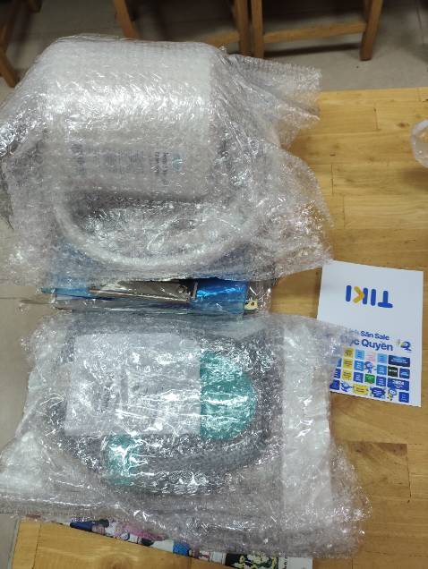 Hộp khá lớn, có thể chứa cuộn khăn giấy, cuộn khăn lau, cuộn túi đựng rác.