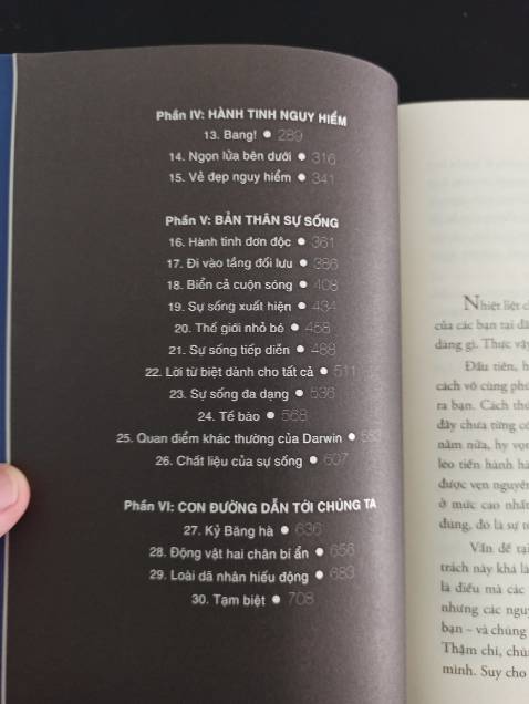 Sách mới nhưng chỉ bọc bằng foam xốp nên trong quá trình vận chuyển phần vỏ hộp đã bị va đập, dẫn đến cong góc sách, nhà bán nên bọc bìa các tông ở 4 góc sách để tránh hư hại trong quá trình vận chuyển, gây mất hảo cảm từ người mua hàng.
Xin cảm ơn!