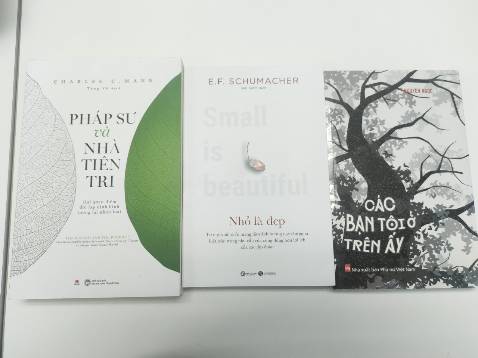 "Thành thị đã mở mang quá rộng lớn còn nông thôn thì đang suy kiệt. 
Thành thị biến thành khối nam châm toàn năng, trong lúc đời sống thôn đã mất hết mọi thú vị sinh hoạt. 
Vẫn còn một chân lý chưa hề suy chuyển: Một tâm trí trong sáng tuỳ thuộc vào cơ thể lành mạnh và tương tự như vậy, các thành thị có khoẻ khoắn được cũng là nhờ nông thôn khoẻ khoắn.
Với tất cả của cải phong phú của mình, thành thị chẳng qua chỉ đơn thuần là những địa điểm sản xuất cấp 2, còn nền sản xuất cấp một, cấp cơ bản, tức là điều kiện tiên quyết của toàn bộ đời sống kinh tế thì vẫn tiếp tục diễn ra ở nông thôn." #EFSchumacher  #nhỏ_là_đẹp 
Cuốn sách nên đọc cho tất cả các bạn đang muốn quay về nông thôn và những người quan tâm đến sản xuất quy mô nhỏ, phi tập trung.  
Ông Schumacher sinh năm 1911, cùng thời với cụ #MasanobuFukuoka (1913). Cuốn sách này của ông xuất bản lần đầu năm 1973, cuốn #cuoccachmangmotcongrom xuất bản năm 1978.
Một ông phương Tây, một ông phương Đông nhưng tầm nhìn có nhiều điểm tương đồng, cho dù entry points rất khác nhau. 
Những điều ông nói từ những năm 60-70 giờ vẫn đầy tính thời sự.