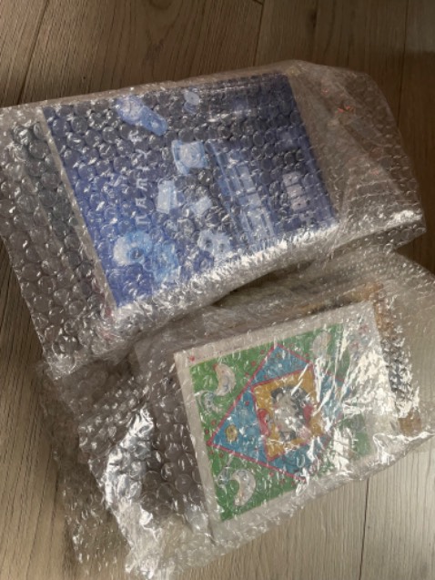 Cuốn Bạch dạ hành không còn seal nên bìa hơi xước một tí. Mình đặt chung với nhiều cuốn khác. Tiki đóng gói rất cẩn thận, có cả mốp chống sốc, giao hàng nhanh nên vẫn là 5 sao cho Tiki nhé. Còn nội dung thì mình đọc review thấy hay nên mua. Sẽ bổ sung review về nội dung sau ạ 😄