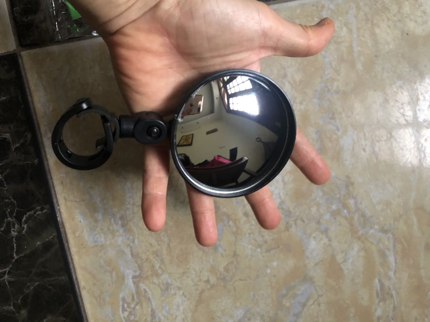 Gương bé chứ có to đâu, pó tay rồi, lần sau chắc phải để ý xem có kích thước đường kính nữa