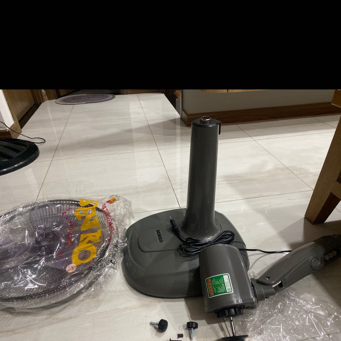 Giao hàng nhanh. Đầy đủ phụ kiện. Nhưng bị vỡ chỗ để điều khiển quạt đứng hay quay, trừ 1 sao. Đang k biết có được gửi bổ sung k chứ sao điều khiển được quạt