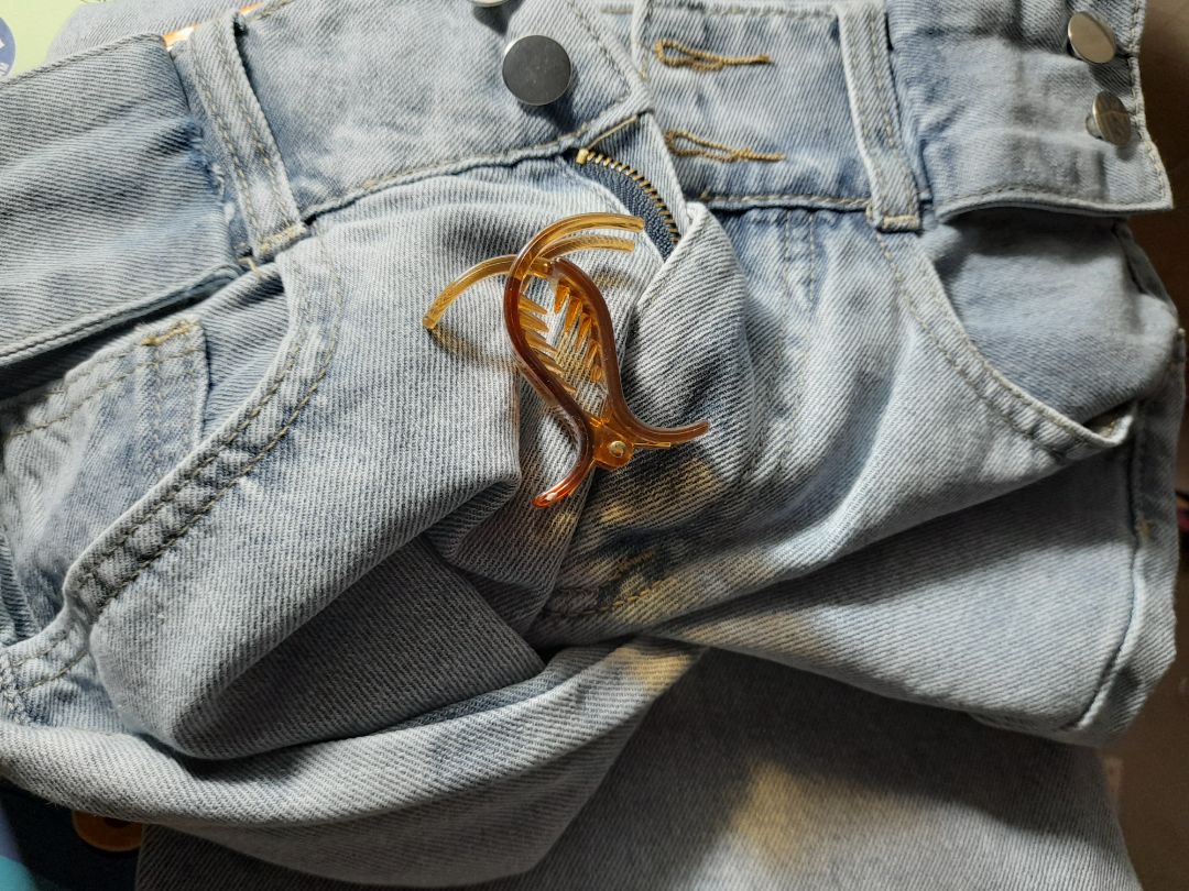 Mình lúc này tăng cân nên mua size L, may là quần rất tôn dáng và chất vải cũng đẹp nữa. Được shop tặng 1 kẹp tóc.
Ủng hộ shop