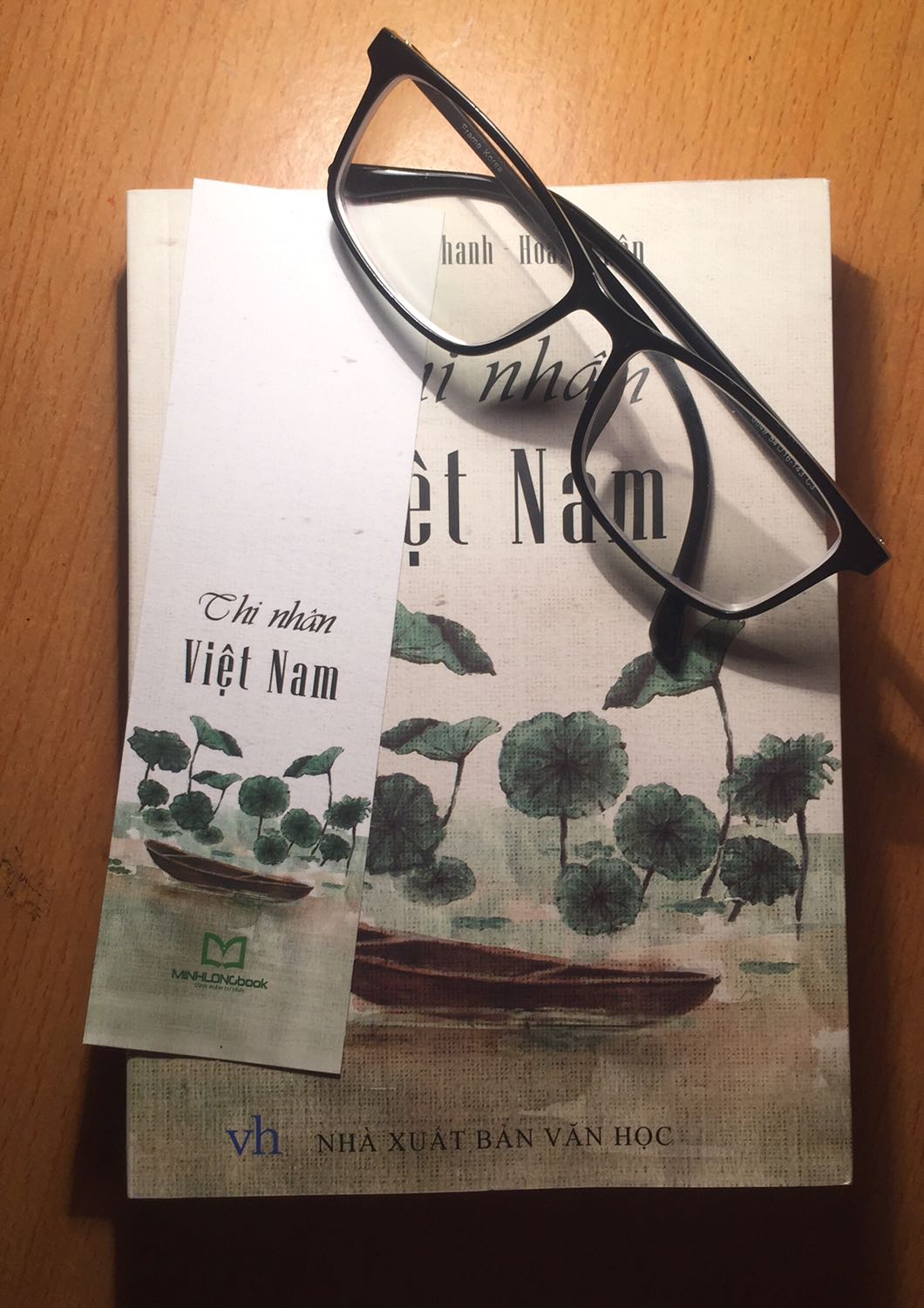 Tiki hàng mình không chê gì hết đâu >< thích lắm 
Về cuốn sách thì mình được cô giới thiệu mua về đọc vì nó rất có ích cho những người ban xã hội như mình nên mình quyết định mua và tất nhiên nó giúp mình rất nhiều việc cải thiện cách viết văn và cảm nhận thơ của mình và hơn thế nữa mình rất thích nhà phê bình Hoài Thanh