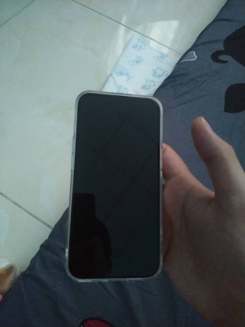 Điện thoại đẹp, chắc chắn, có tem của tiki để kiểm tra đề phòng hàng bị đánh tráo, mọi người nên quay video khi khui hàng để đảm bảo lợi ích nếu có vấn đề xảy ra. các tính năng khác của điện thoại mình k chuyên k đánh giá được, trừ điểm đơn vị giao hàng, giao hàng chậm trễ, trung chuyển nhiều, hàng giá trị cao, dễ vỡ nên mình lo lắng nhiều