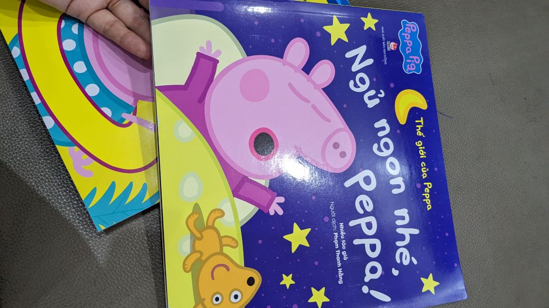 Sách in đẹp, khổ to. Giá mua ở đây rẻ hơn mua chỗ khác. Bé nhà mình rất thích đọc sách về peppa nên mua về cho đọc