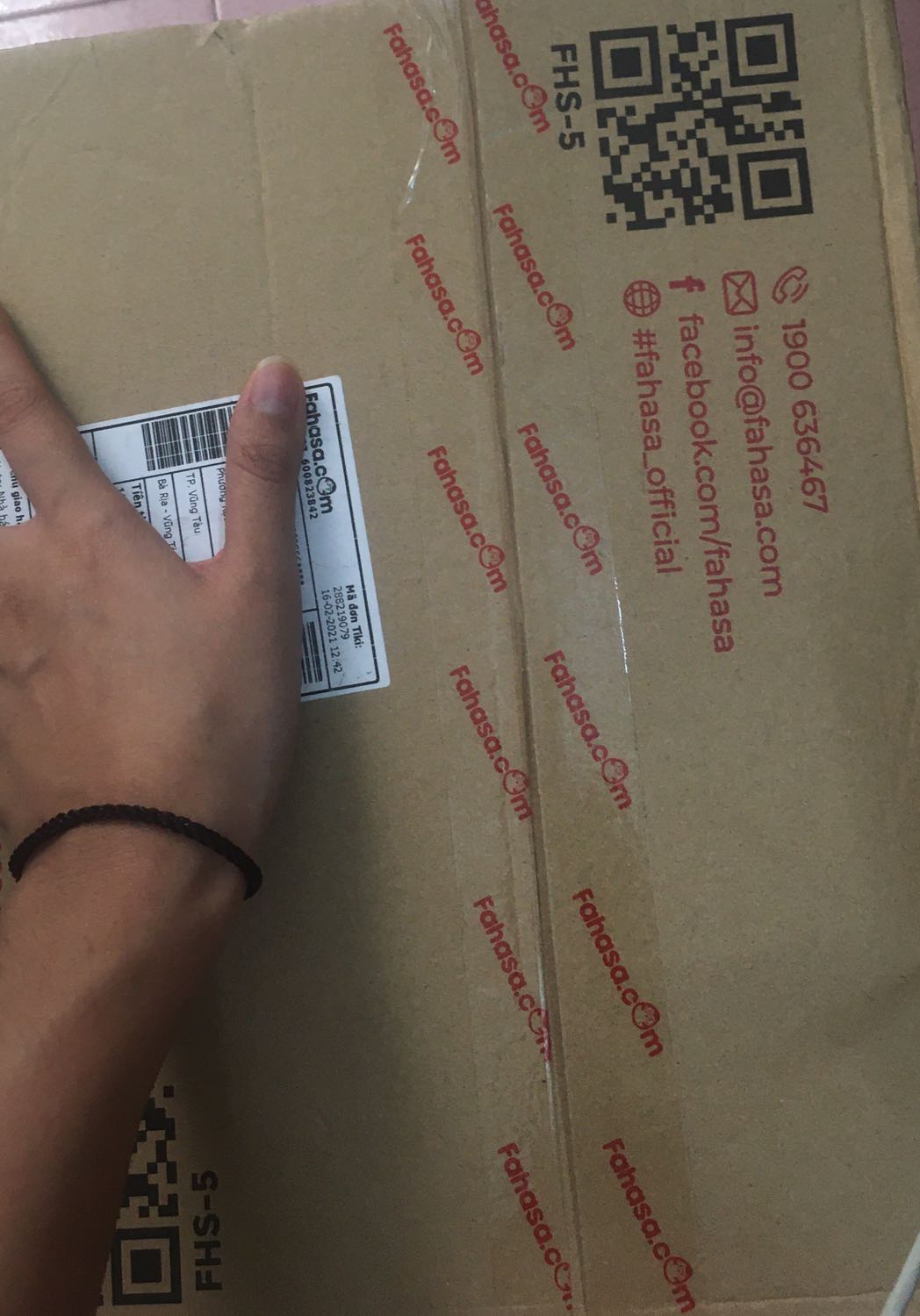 Tiki và Fahasa giao hàng siêu nhanh, chất lượng sách rất tốt!!! Mình đặt hôm kia mà sáng nay đã nhận được sách rồi :)) Bên giao hàng đúng là phục vụ xuyên Tết . Tuyệt vời quá!!! Tiki và Fahasa giao hàng siêu nhanh, chất lượng sách rất tốt!!! Mình đặt hôm kia mà sáng nay đã nhận được sách rồi :)) Bên giao hàng đúng là phục vụ xuyên Tết . Tuyệt vời quá!!!