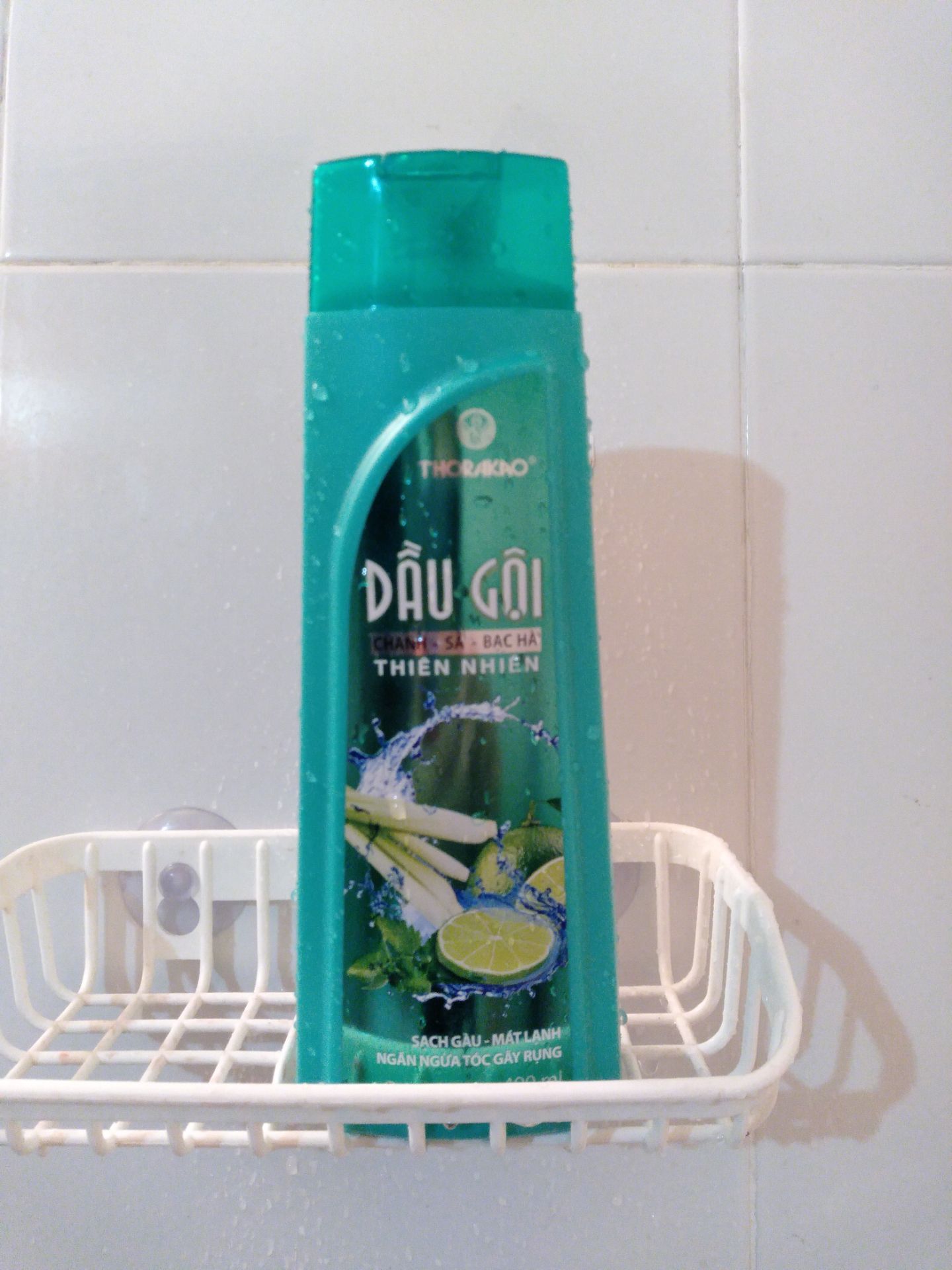 Dầu gội mùi thơm tươi mát rất dễ thương, đẵ biệt thích hợp dùng trong mùa hè. Tuy nhiên hơi khô tóc lúc gội so với dầu gội bưởi 2 trong 1 có dầu xả của Thorakao. Cần dùng thêm dầu xả sau khi gội. Nói chung là mình rất hài lòng. Hàng giao nhanh đóng gói cẩn thận.