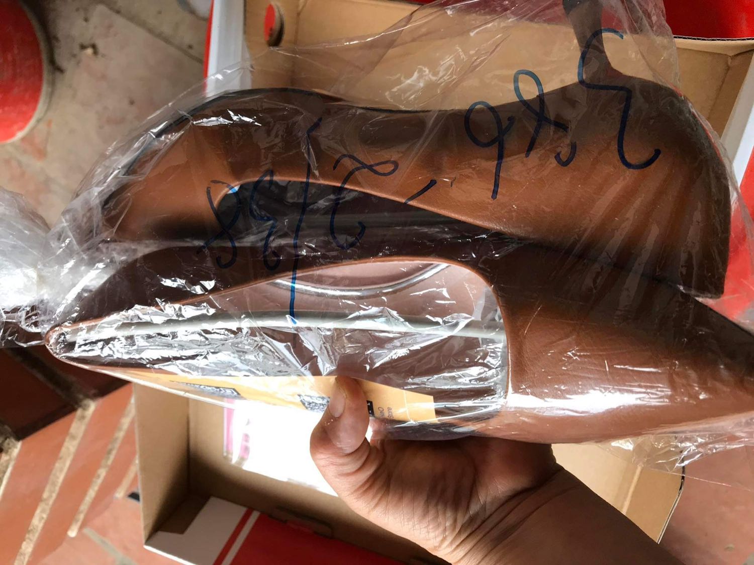 Chất da mềm, mũi nhọn, cao 5cm tiện cho việc di chuyển. Đc tặng đôi lót giày.
Mình đặt size 38, tuy nhiên khi nhận hàng đi thử lại rộng so với chân mình