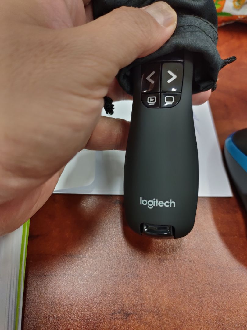 Tiki giao hôm trước hôm sau sử dụng ngay. Cty mình làm Hội thảo tuy đã có sẵn bút chiếu nhưng vẫn mua thêm cây Log R400 này để dự phòng. Ai ngờ bút chính bị hư thế là đưa em này lên trình diễn luôn. Không có gì để chê, bút nhạy mượt mà, ngon nghẻ và Hội thảo thành công tốt đẹp. Lúc này mới thở phào và cho liền chiếc review. Sản phẩm chất lượng, rẻ (vì mua lúc đang sale). Quan trọng là có chữ Logitech để phân biệt với đồ lởm ☺️