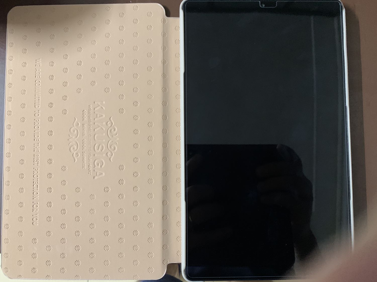 Bao rất đẹp, bọc vừa vặn máy. Mình đã dùng bao da kaku nhiều lần và chất lượng khá tốt, dùng bền. 
Tiki giao hàng nhanh, shippper thân thiện. Sữ tiếp tục mua hàng từ tiki.