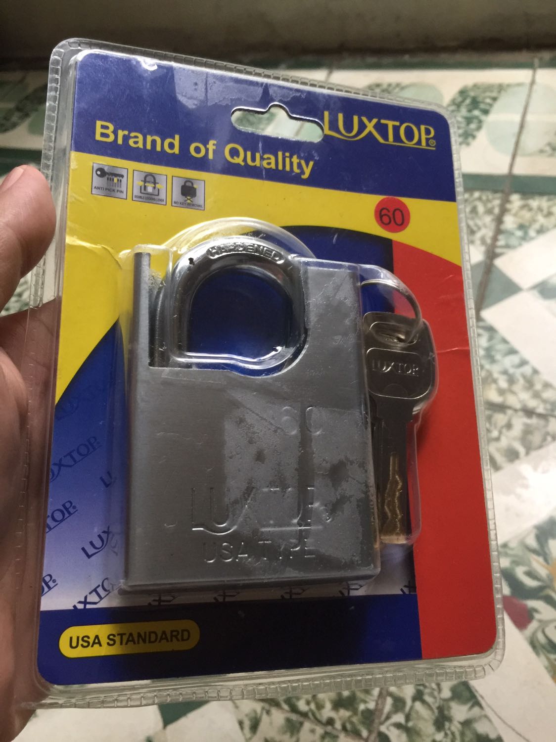 Ổ khoá nặng nhìn chắc chắn, chống cắt hàm, chìa gia công rất tinh xảo trong khi giá thành rẽ.
Đáng mua để cho người ko đòi hỏi quá cao về bảo về tài sản. Đồ nhà mình toàn đồ nặng nên trộm có vào được chắc cũng không có gì lấy nhanh được haha