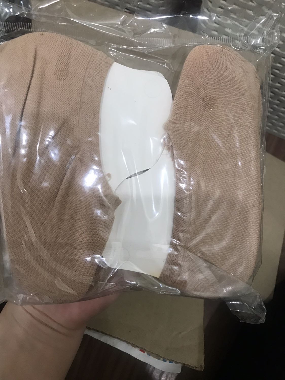 Giao hàng nhanh. Đóng gói tốt. Giá rẻ. 30k/ 10 đôi. Chất liệu mềm, thoáng, có lưới, không phải loại tất giấy. Phần mũi hơi cao, đi giày cao gót mang tất này sẽ bị lộ tất không được đẹp. Phù hợp giày moka có độ phủ ở mu bàn chân nhiều.