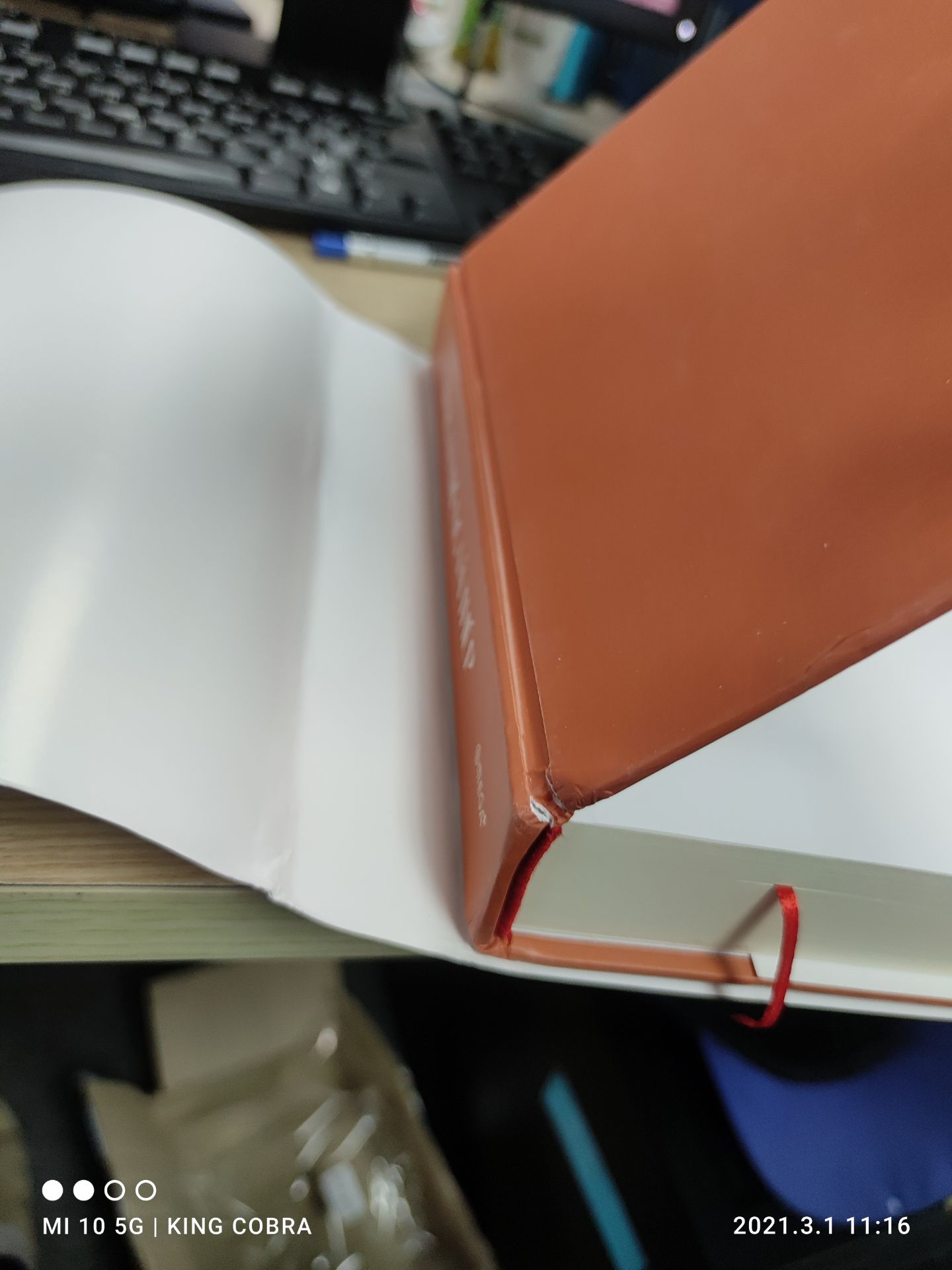 Bìa sách bị móp. rách. Yêu cầu đổi trả cho mình