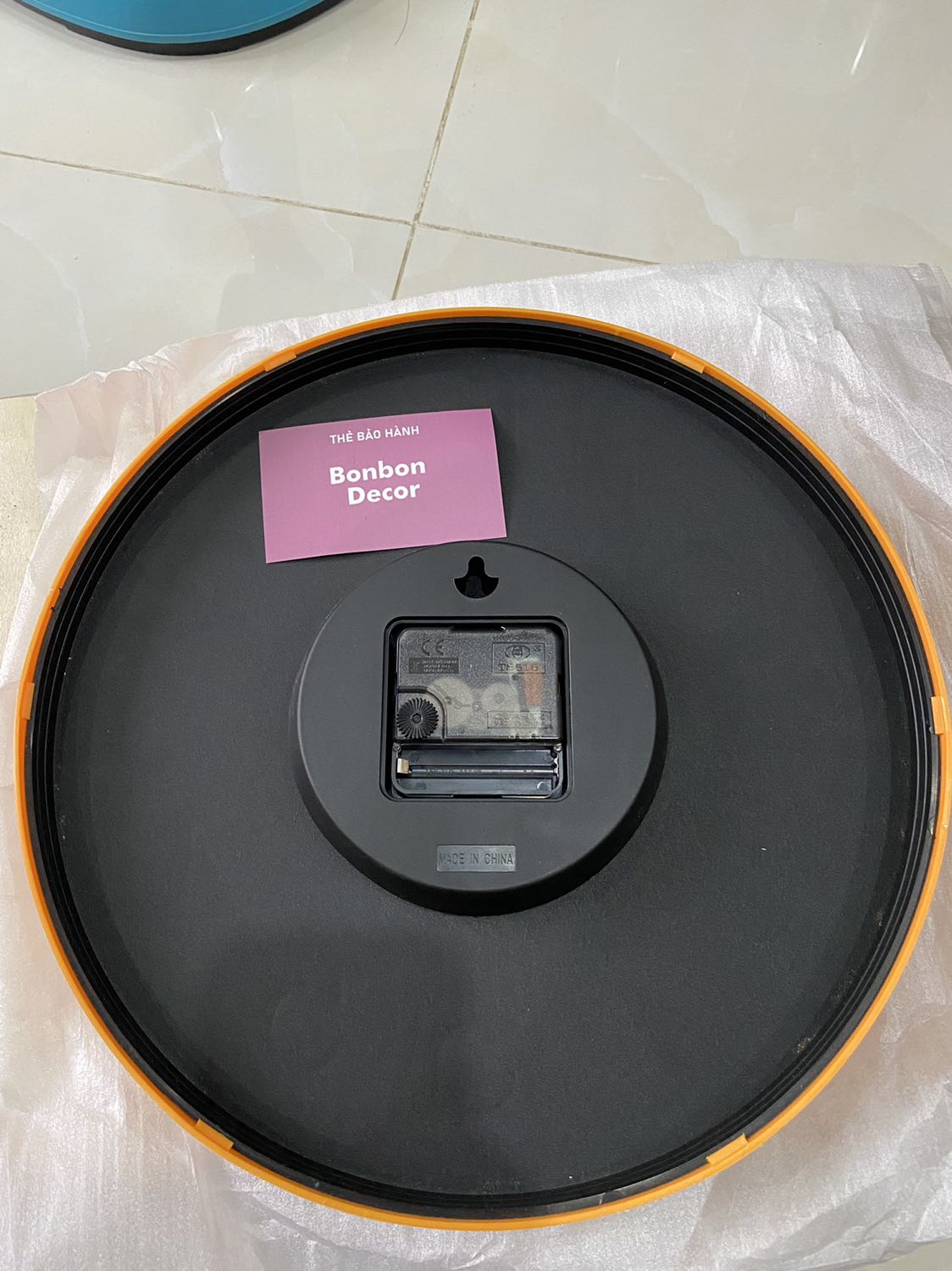 Đồng hồ đúng như hình ảnh quảng cáo của shop, đơn giản, đẹp.
Riêng về phần lắp pin, gặp chút khó khăn vì cứng quá.
Kế đến nữa ko có gì để đóng lên, một số cửa hàng mình thấy có cho loại nhựa có đinh sẵn để đóng lên tường mà ko làm mất đi thẩm mỹ.