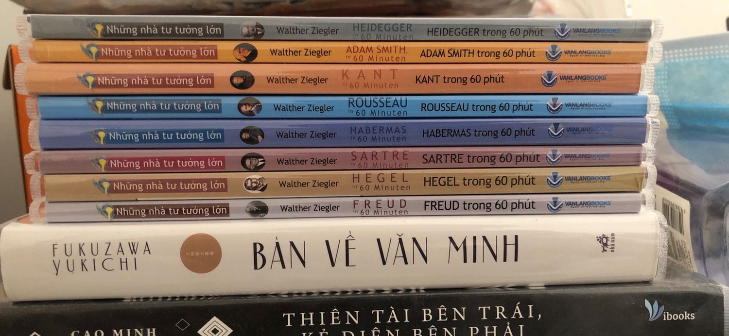 Sách đẹp, giấy in mịn màng, hình ảnh sắc nét. 
HEIDEGGER diễn tả cuộc sống của nhân thế như một thử thách. Cuộc đời không tự bình lặng trôi qua, mà nó cần những sự quyết định liên tục. Trong quá trình ấy, ta có thể bị lạc hướng ý nghĩa đời sống và để Dasein (hiện thể người - con người) của mình rơi vào sự không đích thực. Làm sao ta có thể nhận ra được cách sống nào thích hợp với mình? Làm sao ta có thể tìm ra được những gì xác định đời mình? Câu trả lời của HEIDEGGER thật hết sức hấp dẫn.