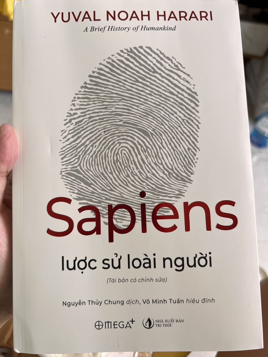 Hộp giấy móp méo rất nhiều cho thấy có sự va đập mạnh nhưng sách bên trong được đóng gói rất cẩn thận bọc 4 cạnh của sách. Mở ra thì sách có bị trầy mặt bìa và móp ở 1 cạnh thôi còn chất lượng trang giấy bên trong rất ổn. Hi vọng có thêm dịch vụ cho bao kính sách nữa là tuyệt vời