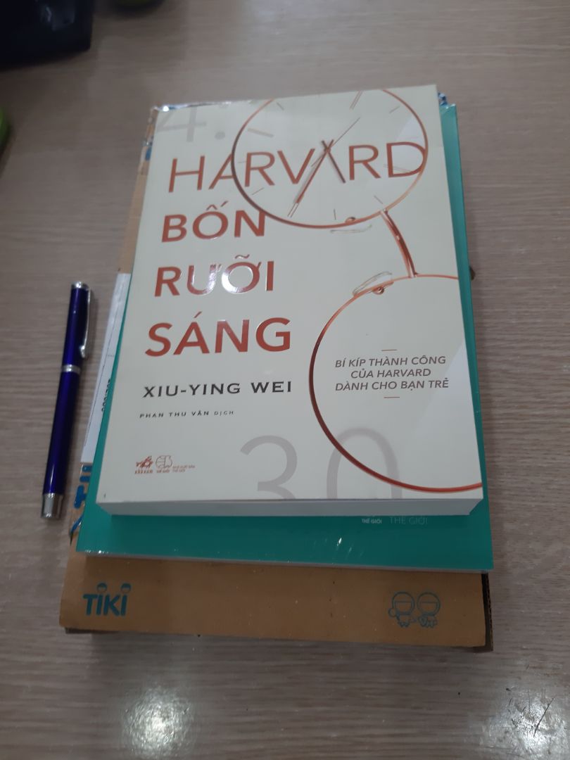 Hôm nay mình nhận được sách . Cuốn sách mình chờ đơi rất lâu mới đặt. Cảm giác hào hứng mong chờ. Nhưng không, khi mình nhận đc sách một cản giác thất vọng tràn chề. sách nhìn cũ , bẩn như có người đã sử dụng qua rồi. Nếu không phải vì đơn đi cùng nhiều sách khác thì mình đã trả lại rồi. Sách mới chứ có phải mua sách cũ đâu. Nhưng mình cũng không thể không khen chế độ vận chuyển của tiki. Phải nói là rất nhanh.  Tiki chú ý hơn về vấn đề này. Mong rằng những trải nghiệm tiếp theo tại tiki được hoàn hảo hơn. Do ánh sáng nên không nhìn rõ vết bẩn.