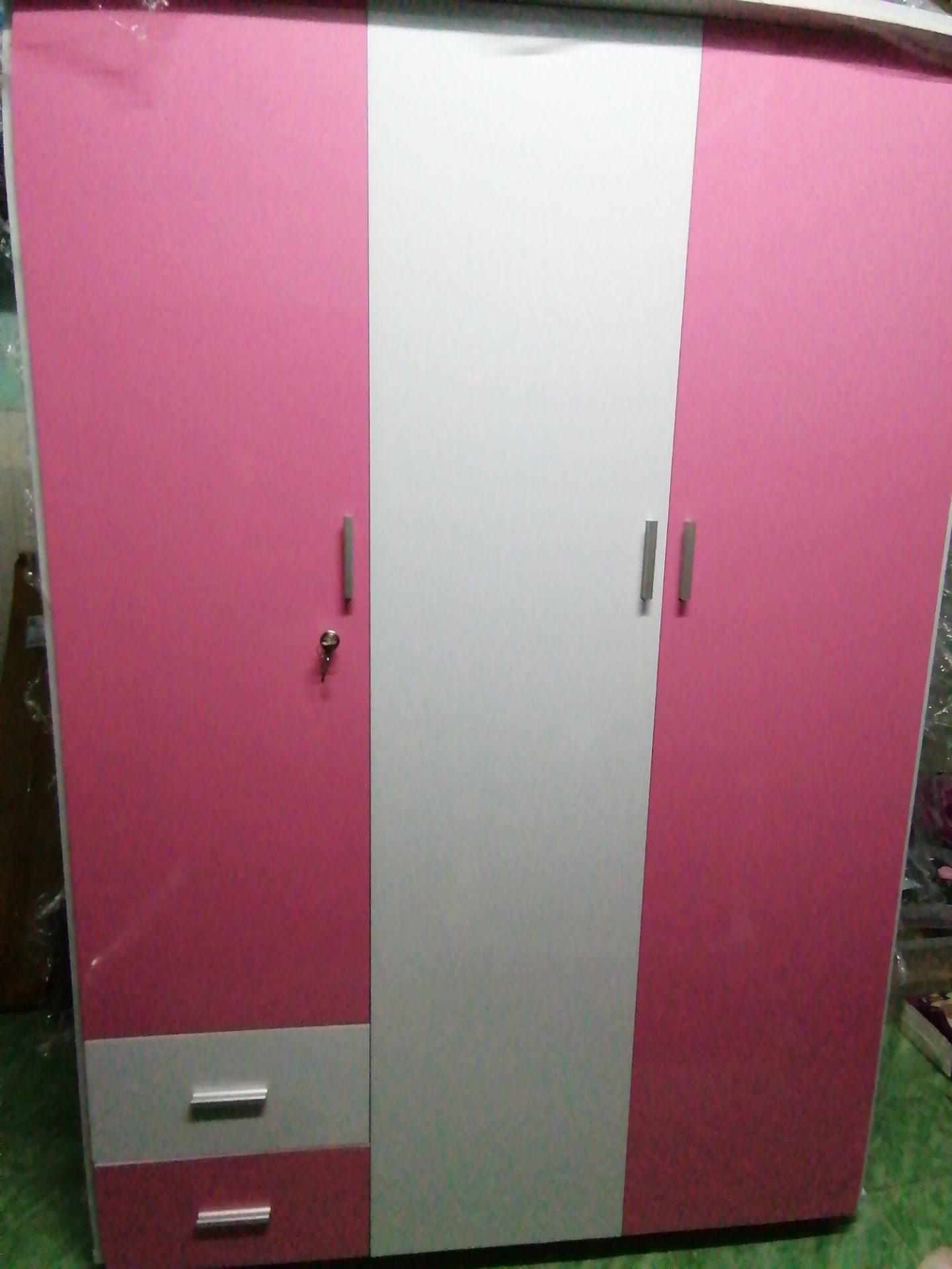 Tủ hồng đẹp y hình, nhẹ ko trầy xước, shop có cho thêm decal dán trang trí tủ nhé
Shipper giao hàng nhiệt tình cẩn thận
Khoảng 1 tuần nhận dc tủ
Tủ có 2 hộc nhỏ nhưng ko có gương nhé vì shop nói gương gắn vô đóng ra vô dễ bể nguy hiểm. Mọi người có thể chat trước hỏi shop cho rõ hơn trước khi giao hàng
Tks shop nhiều