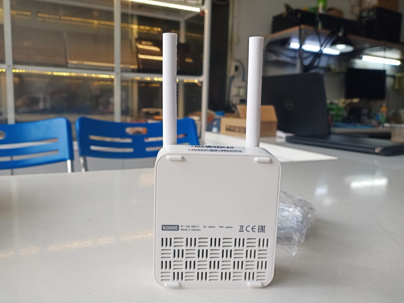 -Nhận hàng mấy hôm nay mơi có thời gian đánh giá sản phẩm của shop . như mô tả . đóng gói cẩn thận hộp còn nguyên giấy bóng niêm phong nên cực yên tâm ,
-dễ sửa dụng có hướng dẫn cắm vào cổng mạng là bắt được luôn.
mạng khỏe lắm nha
ưng lắm nhé sẽ ủng hộ shop dài dài