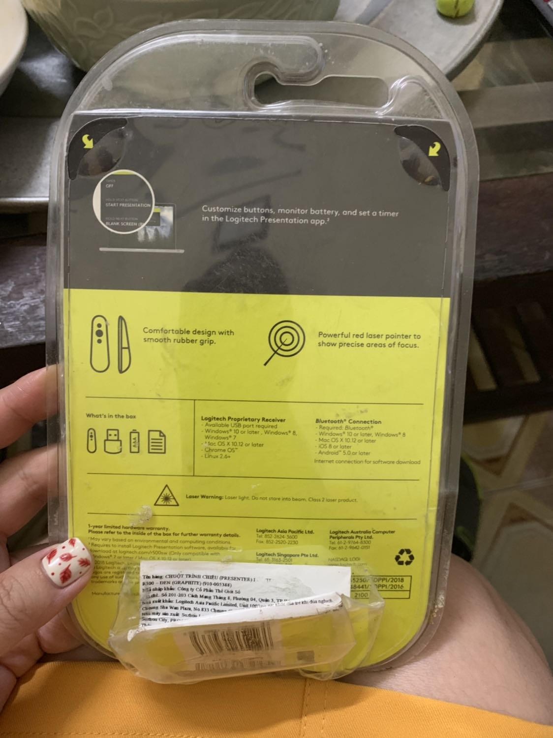 Tiki dạo này giao hàng hay bị chậm, thường báo delay ít nhất 1 ngày. Hàng lúc nhận trông như hàng vứt xó lâu ngày, vừa bẩn vừa móp méo, khá thất vọng. Mặc dù vậy unbox thì không sao. Có điều dòng sản phẩm này không có túi bọc nên sẽ bất tiện nếu để trong túi có nhiều đồ như mình, dễ xước xát và bám bẩn. Mình nghĩ Tiki cần quản lý triệt để hơn.