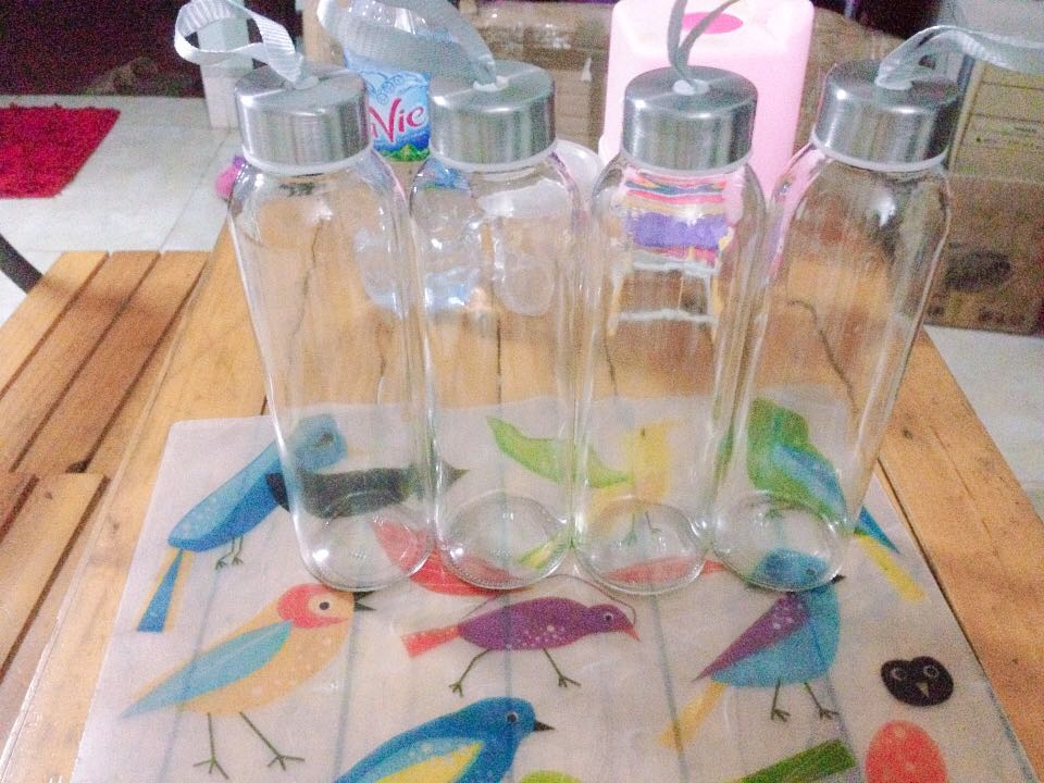 Mình mua dùng lâu rồi hôm nay mua thêm nữa để dùng nên mới viết nhận xét. Tiki đóng gói cẩn thận, Chất lượng thủy tinh đẹp, dây quai chắc chắn. Dùng rất thích và dễ vệ sinh cũng như đảm bảo an toàn thực phẩm lại tốt cho môi trường. Các bạn mua về nên rửa sạch cho vào nồi đôt nước lạnh ngập chai rồi đun sôi nước sau đó để nguội tự nhiên, làm vậy để khi chúng ta đựng đồ rất nóng cũng ko bị nứt bể chai. Và đừng để ngắn