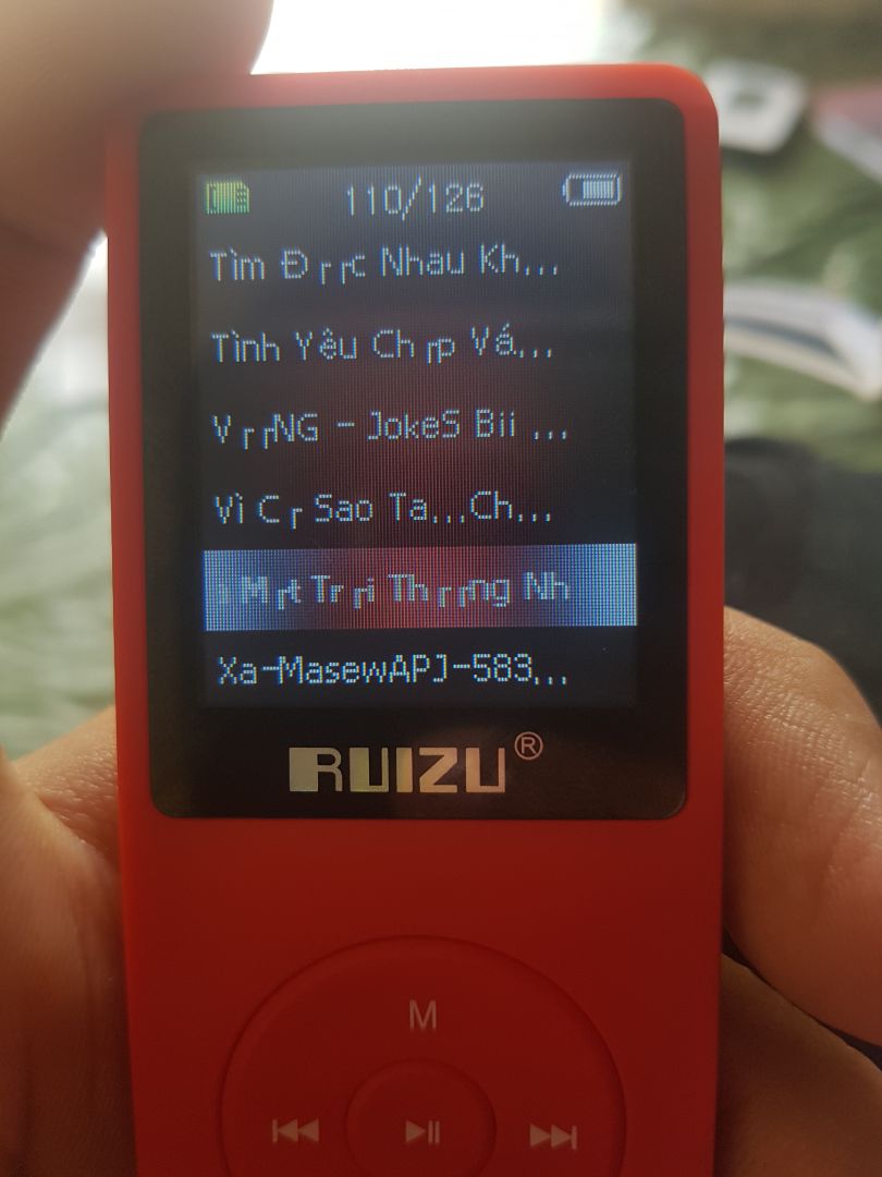 Vừa đặt hôm qua, nhận xong hàng thì thấy sản phẩm không giống với quảng cáo, giao diện font chữ, màn hình đang chơi nhạc đều khác so với sản phẩm quảng cáo.coi video thì màn hình mờ tịt, mong shop phản hồi