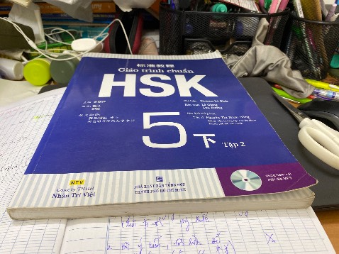 Sách rất củ và dơ. Giống như sách đã qua sử dụng rồi đem bán lại.
