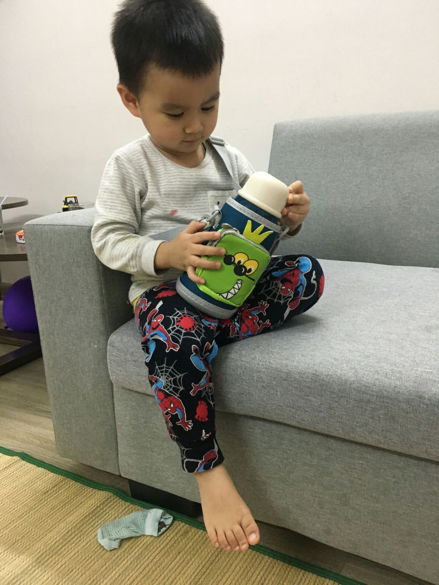 Cảm nhận đầu tiên khi cầm trên tay bình giữ nhiệt này rất thích, rất chắc chắn và đáng yêu nữa, mình còn thích huống gì trẻ con. Lõi inox 304 đúng xịn sò thật, sáng bóng, giữ nhiệt tốt. Mình thử đổ nước gần 10h tiếng kiểm tra nước ra vẫn nóng lắm.
Có thêm túi đeo vai rất tiện khi đi chơi cho bé nhà mình.
Mua về mà ông con chơi đến khi lúc ngủ cũng nằm ôm bình luôn.hihi. Sản phẩm ok mọi người nhé. Thanks nhà bán HDC Home và tiki.