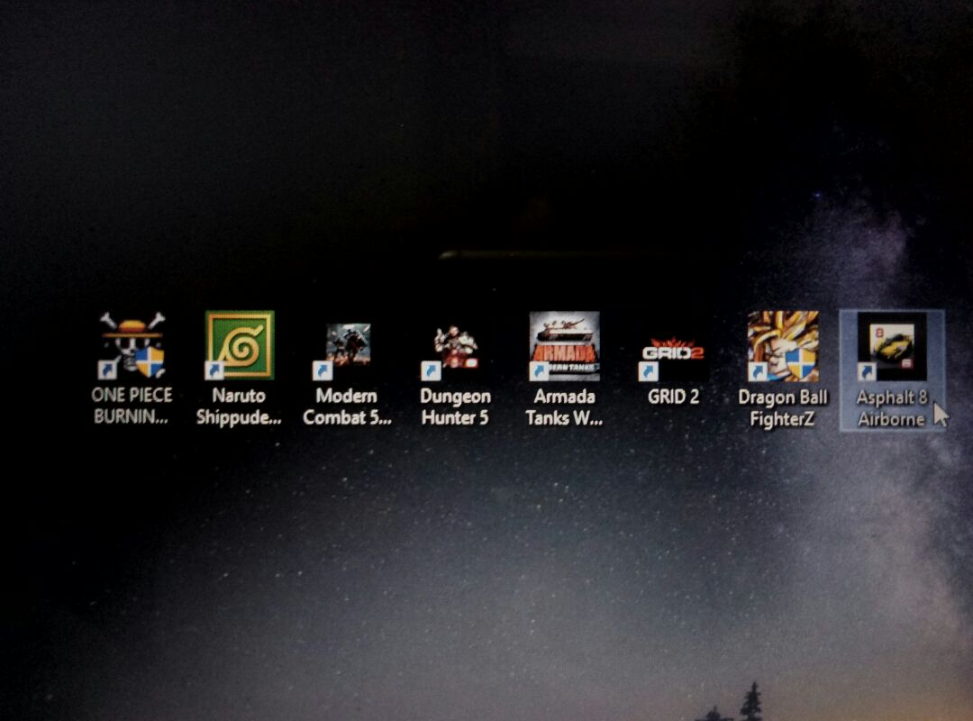 Đặt hàng dễ, có voucher tiết kiệm nhiều. giao hàng nhanh, hẹn 16 ngày thì 14  ngày đã ship tới. không như ladaza rất lôm côm. hẹn 3 ngày 4 ngày mới tới. 
bọc hàng chắc chắn. hình như tiki đã mở ra kiểm tra và dán tem nên cắt lớp bọc nhựa. xước tí tẹo như cái đầu bút bi chắc hãng sơn ko hết.
tay cầm cắm vào nhận ngay (win10). chơi được 100% các game mình *** trong store win 10 đều nhận tay. (asphalt8. armada tank. modern combat5. dungeon hunter5) các game offline khác có need for speed the run, naruto, one piece,  grid2 thì nhận, nhưng quy định nút hơi khó, chưa chuẩn cách chơi như của store win10. riêng fifa o4 chưa nhận. cả bàn phím, sẽ *** sau.
nói chung dùng sướng. hay hơn chơi bàn phím nhiều.