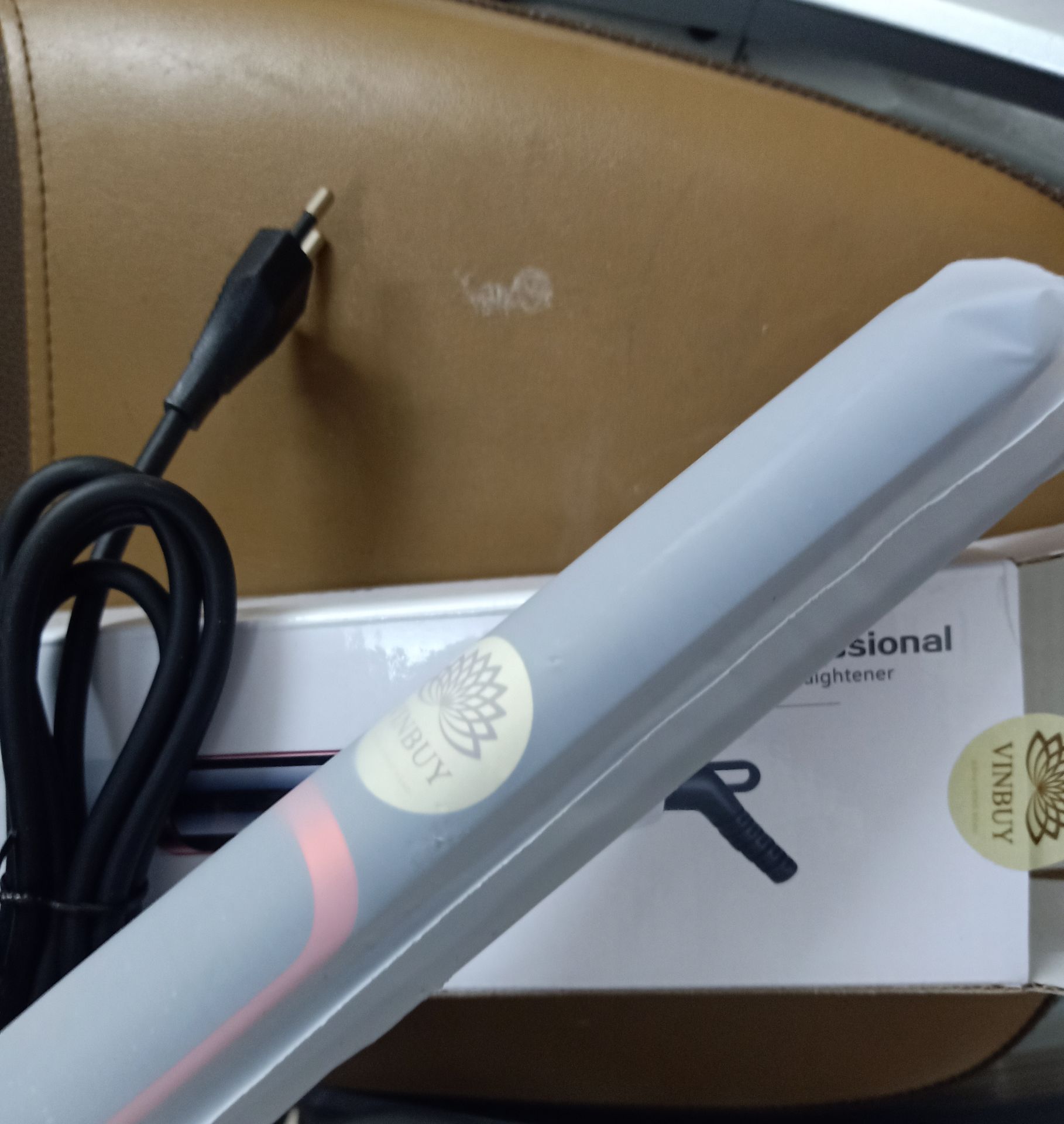 Mình nhận được hàng siêu nhanh. hàng của VinBuy chuẩn luôn, chính hãng. có tem VinBuy + lời cảm ơn + giấy bảo hành và dịch vụ CSKH. hàng rất xịn từ chất liệu đến thiết kế. máy nóng nhanh. dễ điều chỉnh nhiệt độ. khoảng nhiệt độ thấp - cao được giãn đều nên cũng tiện lợi khi chọn! 1 ưu điểm nữa đó là máy là tóc vào nếp nhanh lắm. tóc mình xoăn tít mà là phát + dùng ít sáp = vào nếp ngay. Lần mua hàng này mình cực kỳ ưng ý về chất lượng sản phẩm và giá cả. Giá rất rẻ so với máy VinBuy chính hãng ngoài cửa hàng. có 1 lưu ý chính là mình cứ nghĩ Tiki sẽ bỏ sản phẩm vào hộp. ai ngờ chỉ bọc lớp linon troong hơi thiếu thiện cảm, mình cứ nghĩ sản phẩm nào cũng được đóng gói hộp đẹp lắm cơ. nhưng thôi mình cho 5 sao. Cảm ơn dịch vụ của TiKi và sản phẩm chất lừ của VinBuy!