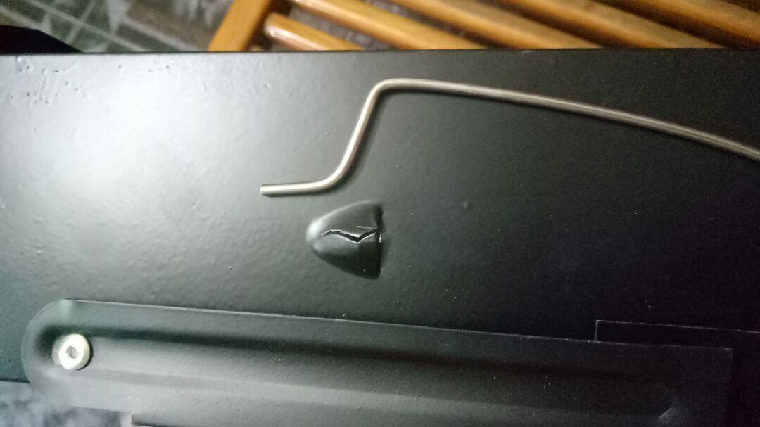 vỉ để đựng đồ nướng thì bị hở mối hàn bung ra, 2 quai để cài thanh inbox sách đi cũng bị tét. lò không có giao miếng tôn bên trong để bỏ than như hình. TIKI xem lại chứ bán ko cho kiểm tra hàng mà giao hàng không uy tín như vậy sẽ mất hết khách hàng thôi.