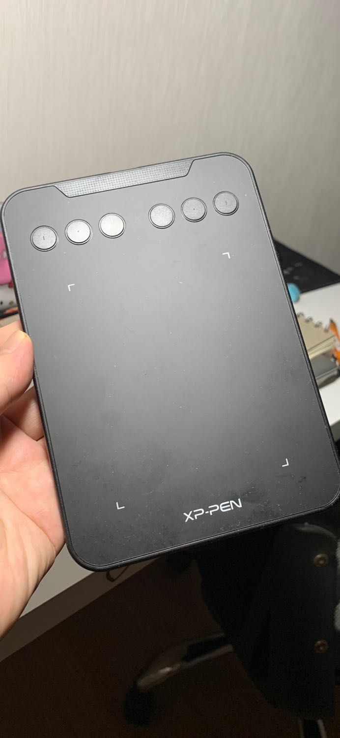 Có độ trễ nhất định giữa cảm ứng bảng vẽ với phần mềm ứng dụng trên máy laptop. Về cơ bản thì chấp nhận được, tiền nào của nấy