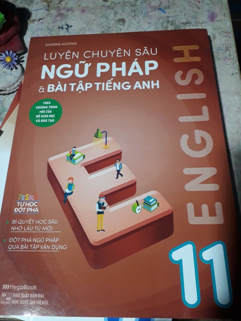 sách quá tuyệt ,có hình ảnh không có màu nhưng vẫn có thể nhìn rõ được.  Chưa học nhưng mà nhìn thấy sách dị là ưng lắm rồi