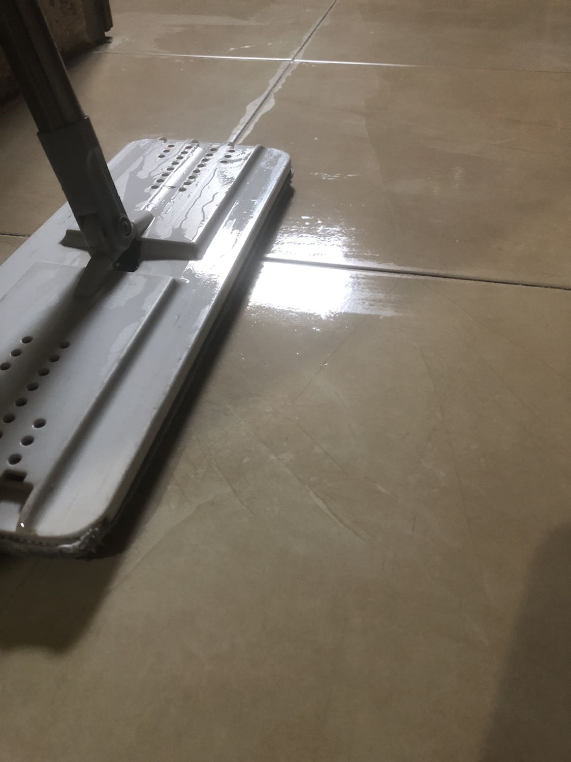 Miếng lau nhà thế hệ mới này lau sạch, sát bề mặt đất, không để trống chỗ nào bị thiếu nước khi lau nhà Miếng lau nhà thế hệ mới này lau sạch, sát bề mặt đất, không để trống chỗ nào bị thiếu nước khi lau nhà