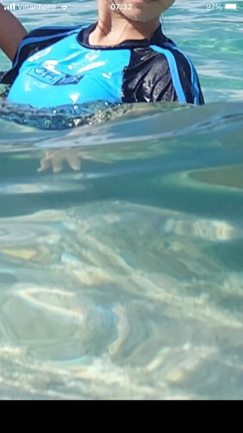 Đồ bơi đúng y như miêu tả. Mua cho con mình mặc đi biển nên mình lựa loại kín đáo. Bé 42kg mặc vừa vặn lắm. Áo có mút nhẹ để che ngực. Vải mềm mịn tốt. Màu y hình. Giao hàng nhanh. Nên mua nha mọi người!