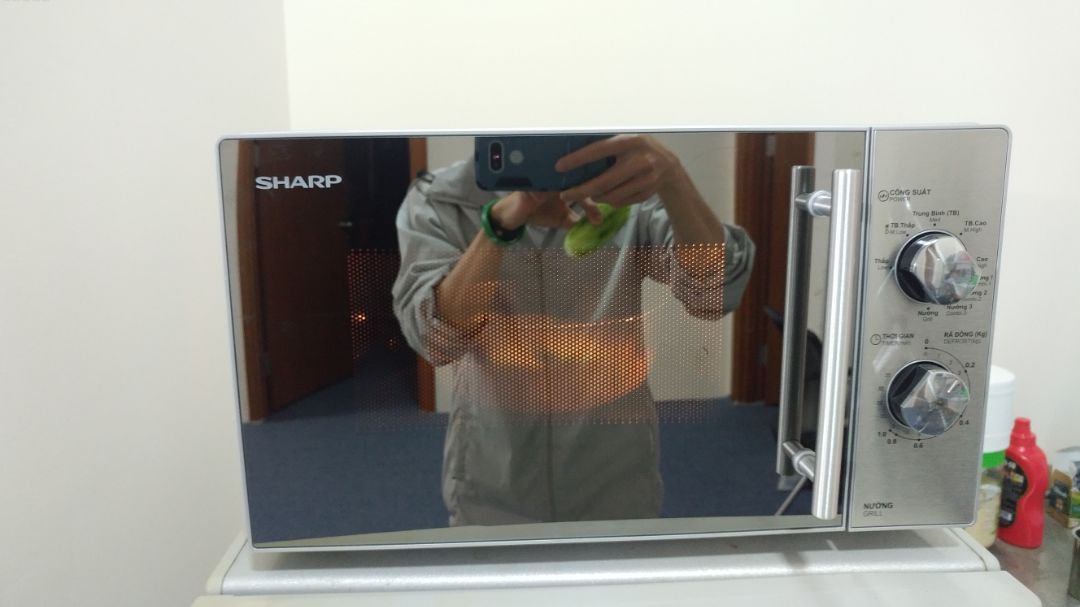 Hàng khá ổn. bên ngoài mặt như gương, khi chạy có đèn thì nhìn đc bên trong,
thiết kế đẹp, tinh tế.
Đầy đủ phụ kiện, giao hàng nhanh. mà đội shipper cũng đỉnh. họ đi xe máy mà trở đc bao nhiêu đồ, toàn đồ cồng kềnh lại nặng nữa. khiếp chằng chi chít đằng sau.